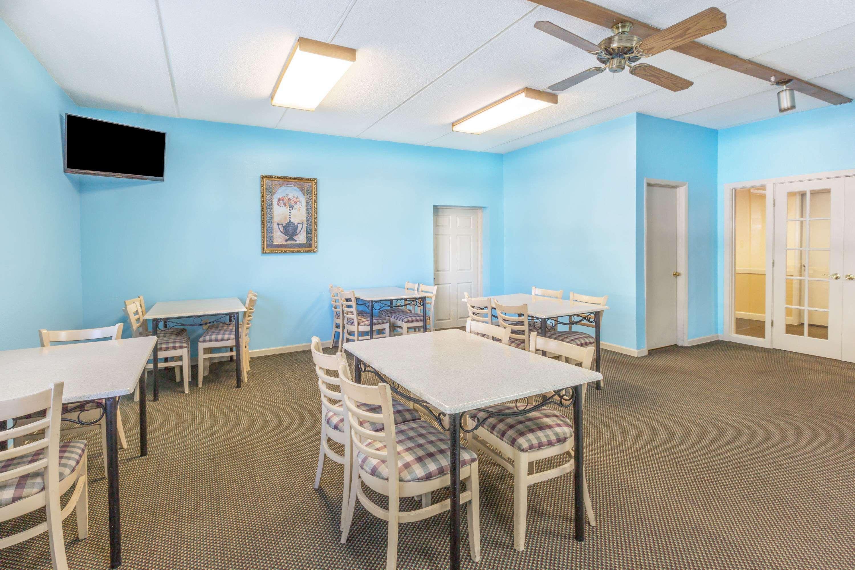 Super 8 By Wyndham Knoxville Downtown Area Exterior photo